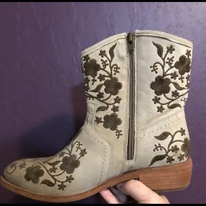 Taos ladies floral boots Sz like 9